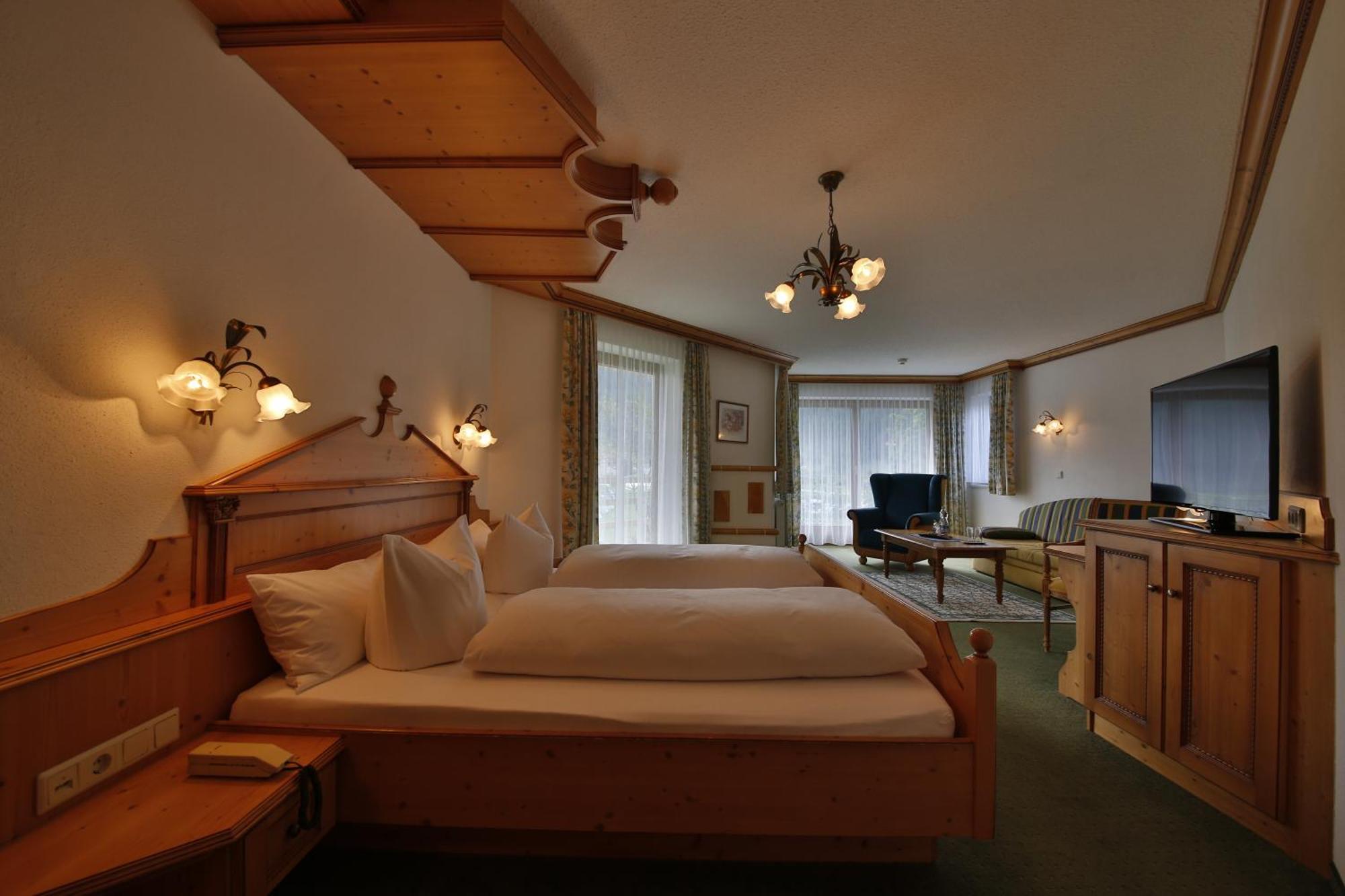 Romantik Resort & Spa Der Laterndl Hof Haldensee Room photo